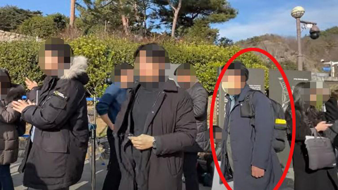 취재진 뒤에 서 있는 김 씨 추정 인물