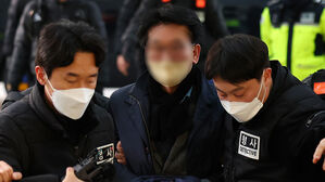 이재명 급습범 '변명문' 우편 발송 도운 70대 긴급 체포