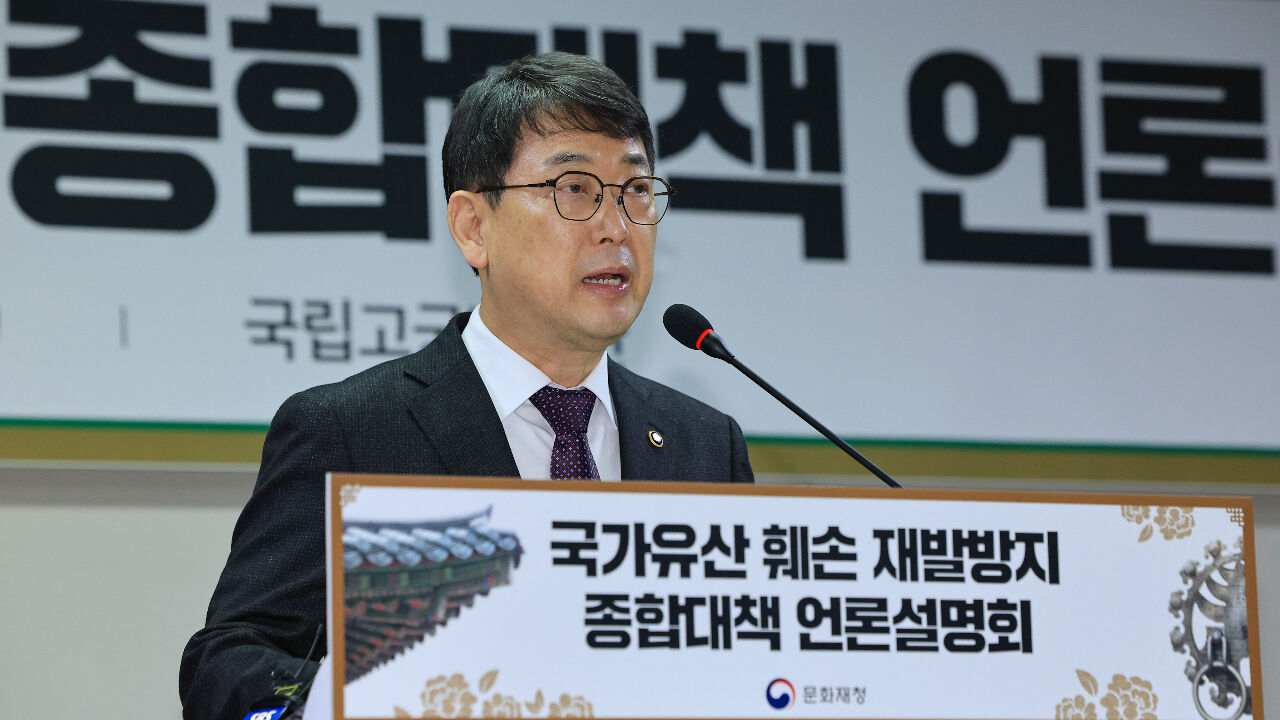 경복궁 담장 복구작업 상황 브리핑 중인 최응천 문화재청장.
