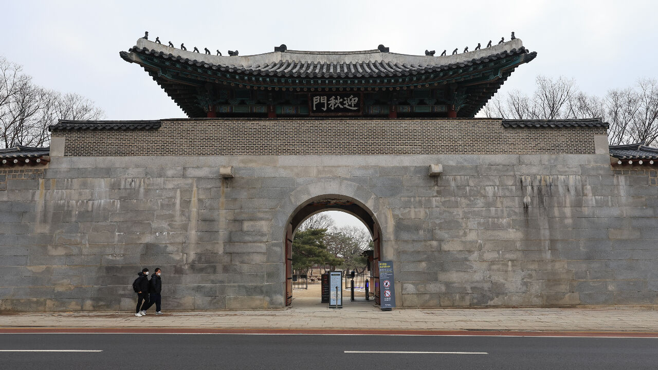 낙서 제거 마친 경복궁 영추문.