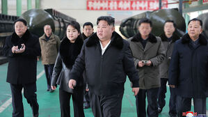 김정은, 신형 고체연료 ICBM '화성-18형' 발사차량 공장 시찰