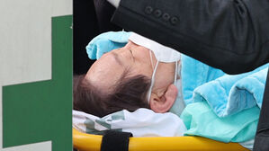민주당 "이재명, 내일 퇴원&hellip;당분간 자택 치료"