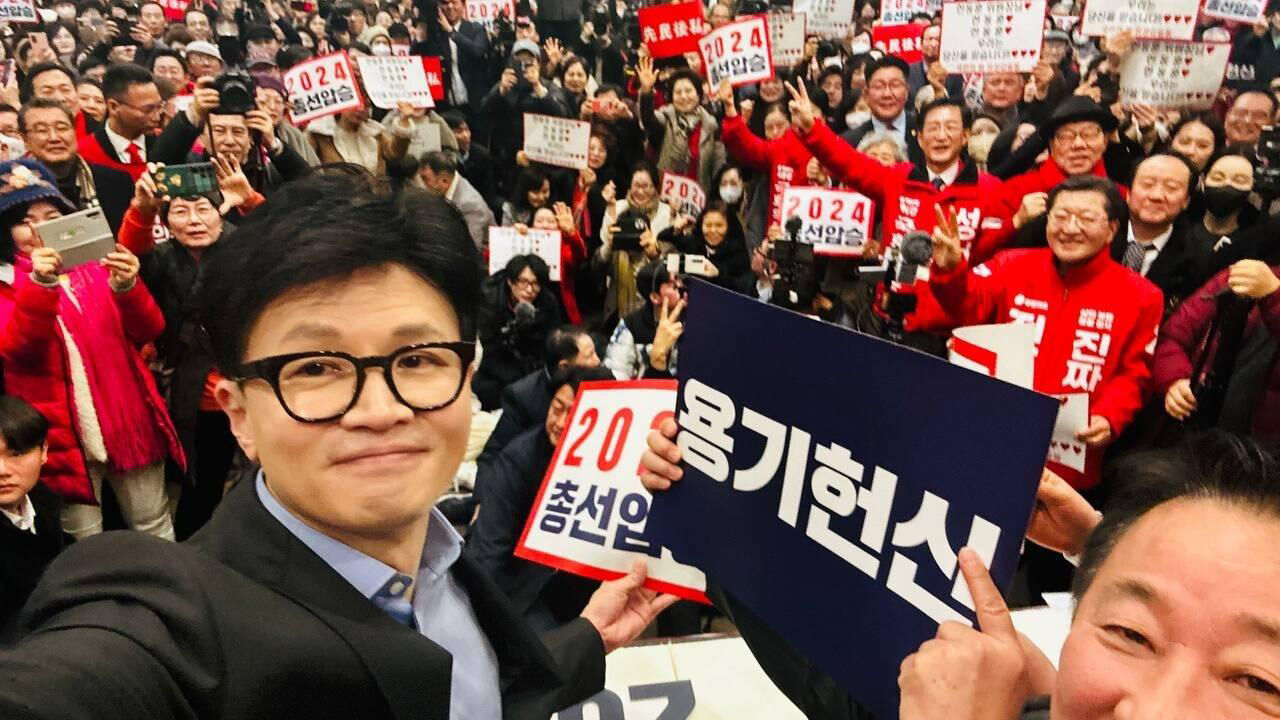 지난 2일 대전시당 신년인사회에서 자신의 휴대전화로 지지자들과 당원들을 배경으로 사진 촬영을 하는 한동훈 국민의힘 비대위원장 (사진=국민의힘 제공, 연합뉴스)