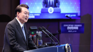 윤 대통령 "혁신적 R&D는 돈 얼마 들든 지원&hellip;AI&middot;바이오 &middot; 양자 투자"