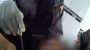 비틀거리다 '픽'&hellip;"뱉지 마세요" 숟가락 들고 나타난 경찰