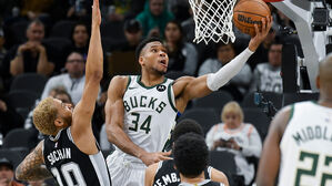 아데토쿤보 44점 폭발&hellip;NBA '신인류' 웸반야마에 판정승