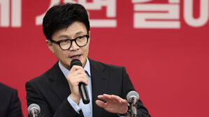 [단독] 한동훈 비대위 첫 영입인사는 교총회장&middot;학폭 전문 변호사