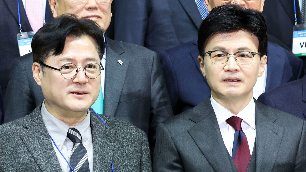 국민의힘 한동훈 비상대책위원장과 더불어민주당 홍익표 원내대표가 6일 경기 고양시 킨텍스에서 열린 김대중 탄생 100주년 기념식 '하나로 미래로'에서 대화를 나누고 있다. (사진=연합뉴스)