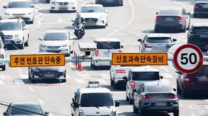 "뒷번호판 찍어 잡는다"&hellip;헬멧 안 쓴 오토바이 운전자 단속
