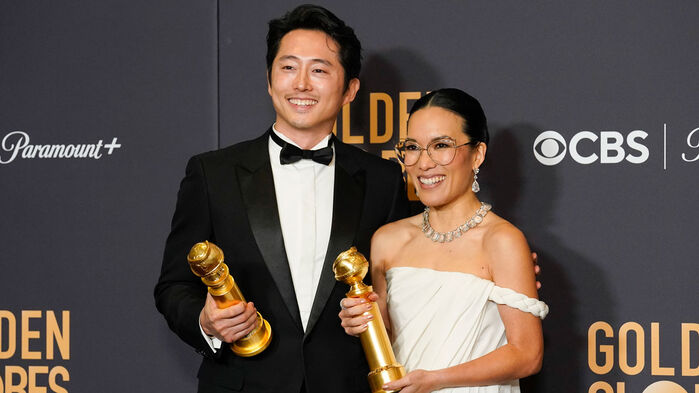 제81회 골든글로브 시상식에서 넷플릭스 드라마 '성난 사람들'로 남우주연상을 수상한 스티븐 연(왼쪽)과 그의 상대역으로 여우주연상을 받은 앨리 웡. (사진=AP, 연합뉴스)