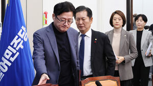민주당, '거부권 권한쟁의' 정밀 검토&hellip;"조기 각하, 안 하느니만 못해"