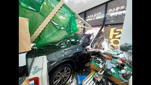 인천 서구서 SUV 차량, 골프용품점 돌진&hellip;2명 부상
