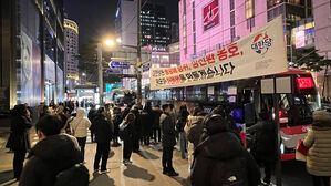 명동 '버스대란' 완화됐지만&hellip;시민들 "정류장 여전히 좁아"