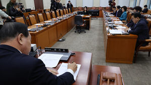 야당, 국방위 단독 개의&hellip;'독도 영토분쟁' 교재 비난