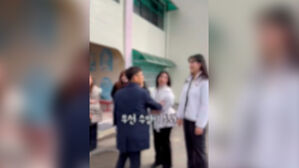 [뉴스딱] "20년 후 만납시다"&hellip;약속 지킨 선생님과 제자들 '울컥'
