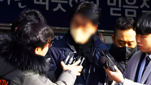 [영상] 이재명 퇴원 직전 검찰 송치된 '이재명 습격범'&hellip;"이 대표에게 할 말 없냐" 묻자 한 말