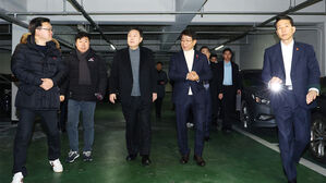 윤 대통령 "30년 이상 노후주택, 안전진단 없이 재건축&hellip;중과세 철폐"