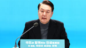 윤 대통령 "30년 이상 노후주택, 안전진단 없이 재건축&hellip;중과세 철폐"