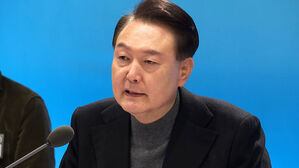윤 대통령 "30년 이상 노후주택, 안전진단 없이 재건축&hellip;중과세 철폐"