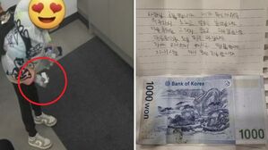 무인카페에 얼음을 쏟은 초등학생이 쪽지와 천 원짜리 한장을 두고 가는 모습. (사진=네이버 카페 '아프니까 사장이다')