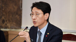 기재차관 "소상공인 &middot; 자영업자 정책 신속 집행"