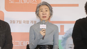 한국 영화로 돌아온 윤여정 "감독과 쌓은 전우애로 출연"