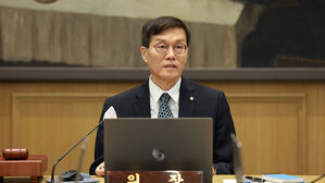 기준금리 또 동결&hellip;물가&middot;경기&middot;PF&middot;부채 난제에 1년째 유지
