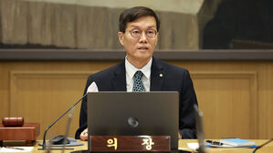 한은 총재 "기준금리 인상 필요 낮아져&hellip;인하 논의는 시기상조"