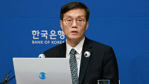 '금리인하 지연'&hellip;10년 만의 고금리 장기화로 중소기업 부담↑