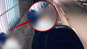 자동차 위 영문 모를 '발자국'&hellip;CCTV 확인해보니 "소름"