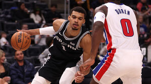 '신인류' 웸반야마, 21분만 뛰고도 NBA 첫 트리플더블
