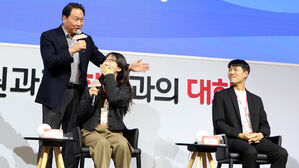 "고인 물 되지 마세요"&hellip;최태원, SK 신입사원들에게 조언