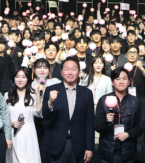 최태원 SK회장이 지난 4일 서울 워커힐 호텔에서 열린 '신입구성원과의 대화'를 마친 뒤 신입 구성원들과 기념촬영을 하고 있다. (사진=SK그룹 제공, 연합뉴스)
