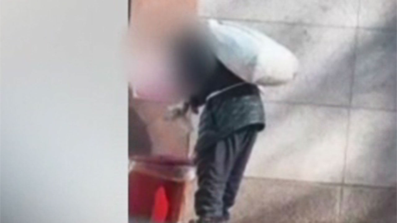 음식물 쓰레기통 뒤지는 할아버지 포착