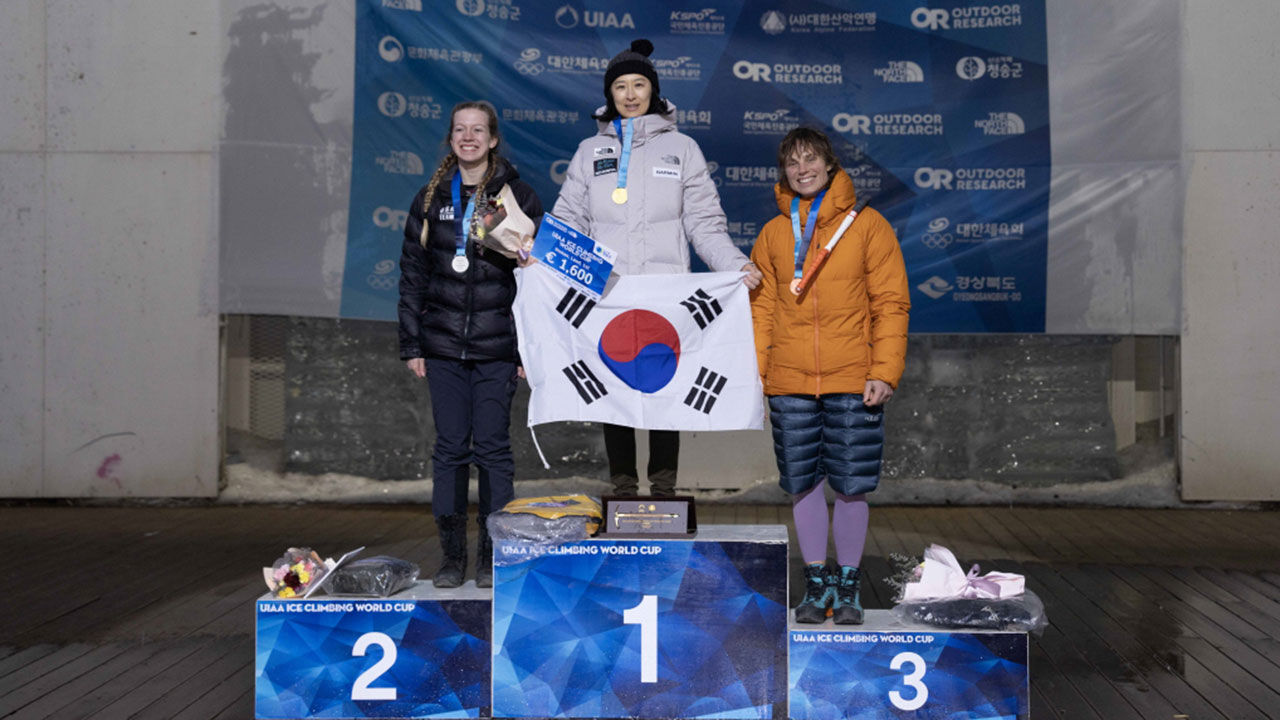 여자부 리드 우승을 차지한 신운선(가운데)
