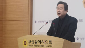 김무성 "퇴보한 민주주의 복원해야"&hellip;부산 중&middot;영도 출마 선언