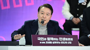 윤 대통령, 박정희 &middot; 이병철 언급하며 반도체 선제투자 &middot; 지원 중요성 강조