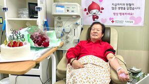 25년 전 첫 헌혈로 생명을 구 경험을 한 김광선(69) 씨. 그의 437번째 마지막 헌혈을 기념하기 위한 '헌혈 정년식'이 열렸다. (사진=대한적십자사 제주도혈액원 제공)