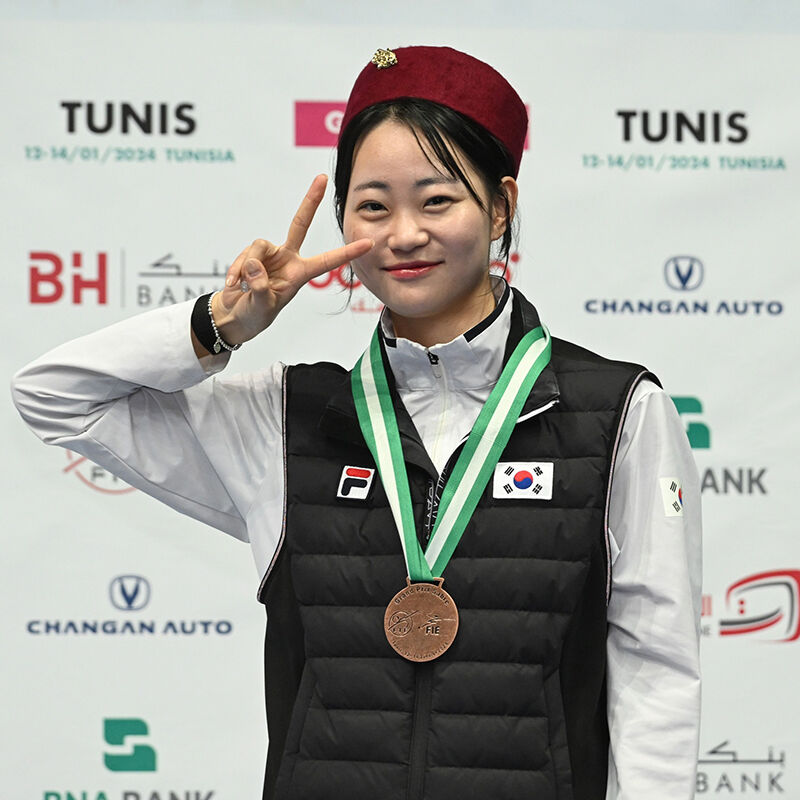 동메달 목에 건 최세빈 (사진=대한펜싱협회 제공, 연합뉴스)