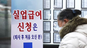 만 65세 이상 노인 고용 가장 취약한데&hellip;'실업급여' 제외