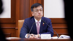 최상목 "현행 부동산 PF, 분양가 폭락시 줄줄이 망하는 구조"