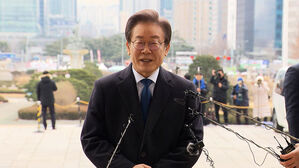 이재명, 보름 만에 당무 복귀&hellip;"공정 &middot; 혁신 공천 통해 희망"