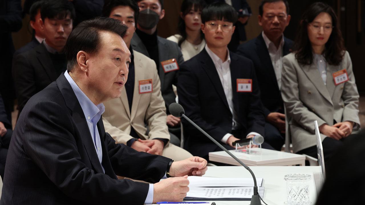 윤석열 대통령이 17일 서울 여의도 한국거래소에서 열린 '국민과 함께하는 민생토론회 - 네번째, 상생의 금융, 기회의 사다리 확대'에서 발언하고 있다. (사진=연합뉴스)