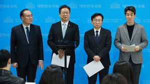 문 정부 출신 의원들 "문 전 대통령 전 사위 압수수색, 무도한 정치 보복"