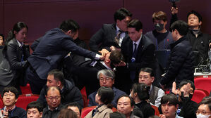 대통령실, 경호원에 끌려나간 강성희 의원에 "위해 행위 판단"
