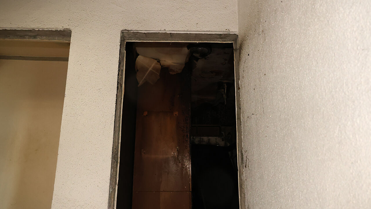 아파트 화재 시 현관문을 닫고 대피할 경우 연기와 화염이 빠져나오지 않는다.