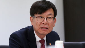 검찰, '통계 조작 의혹' 김상조 전 정책실장 소환 조사