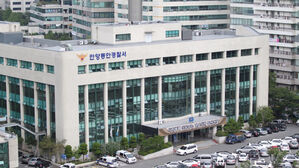 주차 차량서 열린 문에 넘어진 자전거 운전자, 버스에 치여 숨져