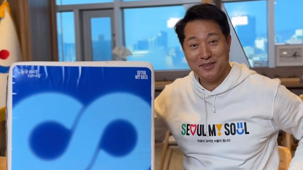네모머리 QR탈 쓴 '기동이' 오세훈 서울시장 (사진=오세훈 인스타그램 캡처, 연합뉴스)