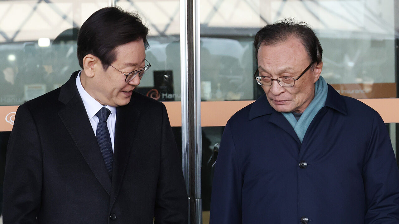 서울 여의도의 한 식당에서 이해찬 전 대표와 회동한 뒤 브리핑을 마치고 자리 떠나고 있는 이재명 민주당 대표 (사진=연합뉴스)